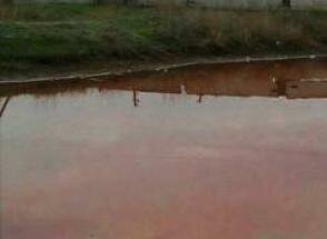На Донетчине вода в реке стала красной из-за выброса неизвестных химикатов