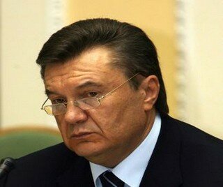 Янукович велел Азарову не транжирить бюджет на День Независимости
