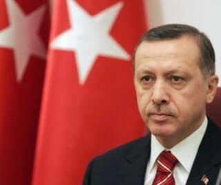 В Турции кортеж премьера Эрдогана забросали камнями