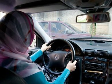 Арабские женщины наказаны за вождение
