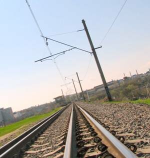 в Польше поднимают вагоны поезда, сошедшего с рельс