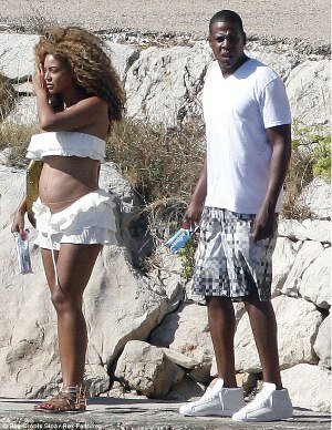 Фотографам удалось снять на пляже беременную Бейонсе 