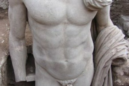 Греческие археологи обнаружили древнюю мраморную статую в Эпидавре