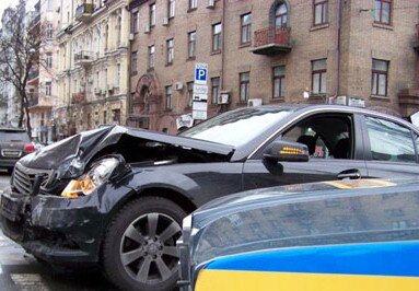 В Киеве "смачно поцеловались" три авто