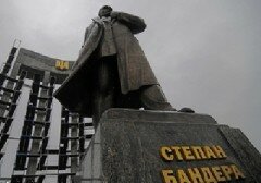 Львовский депутат прогнозирует, что «бандеровская армия выбросит из Украины синежопую банду»