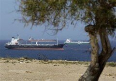 СМИ: Военные под командованием НАТО перехватили ливийский нефтяной танкер