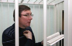 Адвокат просит следователя закрыть дело Луценко