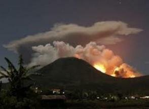 В Индонезии активизировался вулкан Локон