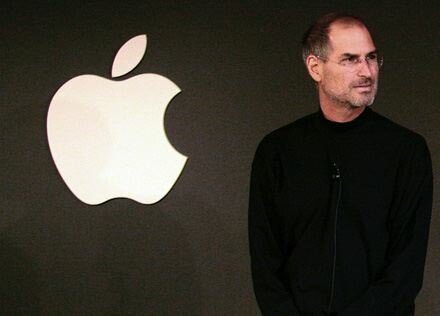 Поклонники пришли почтить память Джобса к магазинам Apple