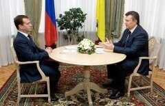 Регионал заявил, что Медведев шантажирует Украину